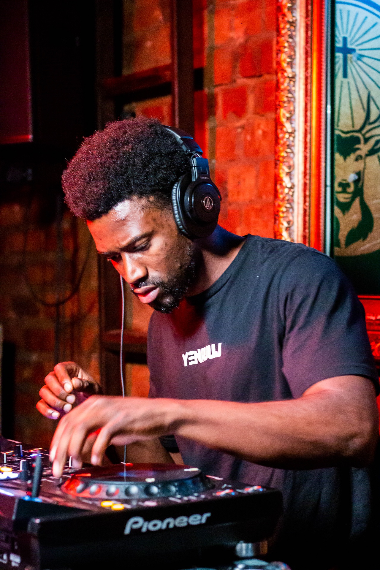 Kamanga performing live on Pioneer decks